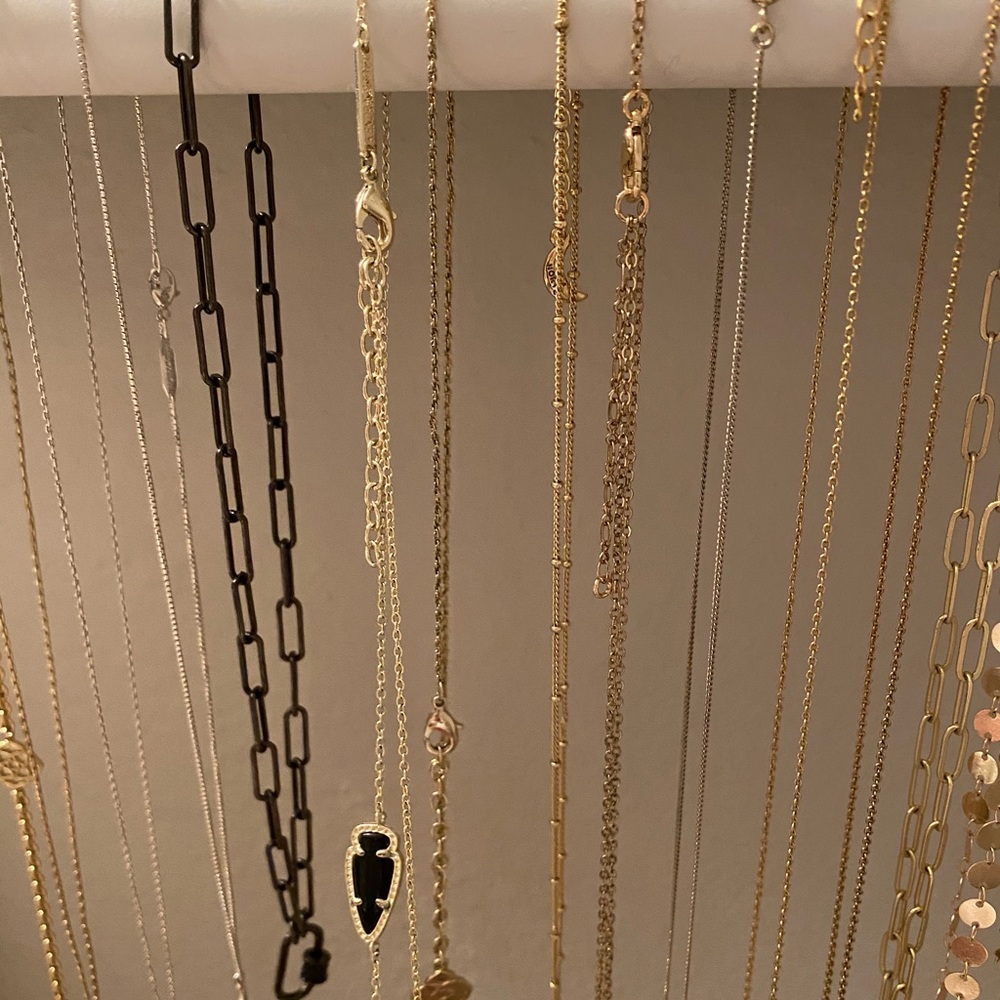 Black Kendra Scott necklace